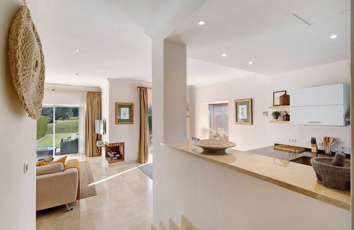 Arcos de la Frontera House | Holiday Home "Arcos golf Adosado 2 dormitorios" with Mountain View, Shared Pool & Wi-Fi