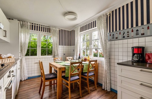 Pellworm House | Holiday Home 'Austernfischer Haus Sonnenschein' with Shared Terrace, Private Garden and Wi-Fi