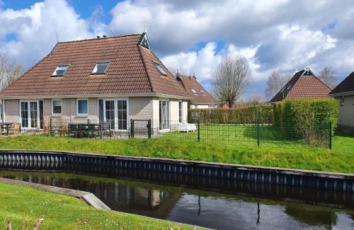 Eernewoude House | Holiday Home Bungalowpark It Wiid by Interhome