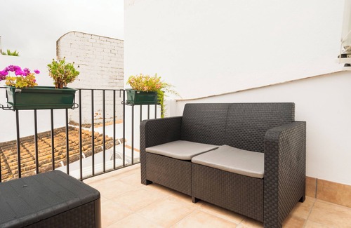 El Pedroso House | Holiday Home 'Casa El Pedroso' with Private Terrace, Wi-Fi and Air Conditioning