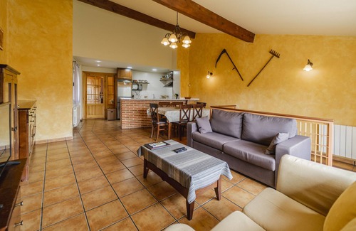 Arlanzon House | Holiday Home 'Casa Rural Bigotes' with Mountain View, Private Terrace and Wi-Fi