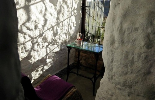 Los Balcones House | Holiday Home 'Cueva Balcones de Piedad - Laurel' with Terrace, Shared Pool & Wi-Fi