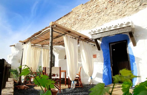 Los Balcones House | Holiday Home 'Cueva Balcones de Piedad - Laurel' with Terrace, Shared Pool & Wi-Fi