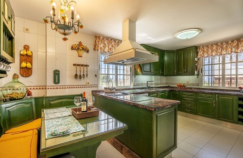 La Zubia House | Holiday Home 'Cypress House' with Private Pool, Wi-Fi and Air Conditioning