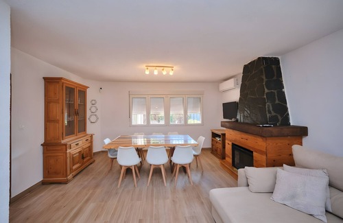 Gojar House | Holiday Home 'El Rincón De Los Pinos' with Mountain View, Wi-Fi and Air Conditioning