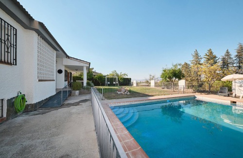 Gojar House | Holiday Home 'El Rincón De Los Pinos' with Mountain View, Wi-Fi and Air Conditioning