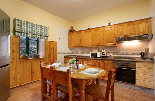 Puerto del Rosario House | Holiday Home 'Casa Dayaday' with Mountain Views and Wi-Fi