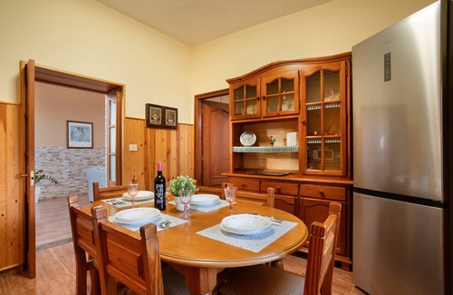 Puerto del Rosario House | Holiday Home 'Casa Dayaday' with Mountain Views and Wi-Fi