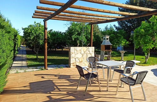 Marchena House | Holiday Home 'Hacienda Nápoles Marchena' with Private Pool, Wi-Fi and Air Conditioning