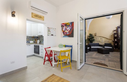 Mazara del Vallo House | Holiday Home 'Il Ficus' with Private Terrace, Wi-Fi and Air Conditioning