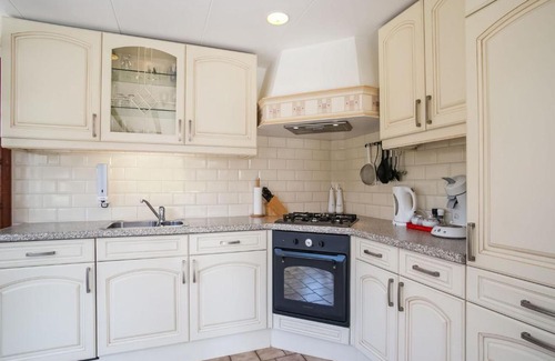 Municipality of Noordwijk House | Holiday home in Noordwijkerhout with terrace close to a lake