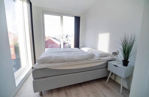 Vestbygd House | Holiday home 'Lista Maritim 1', built 2020, directly by the sea in Borhaug-Borshavn near Farsund on the Listafjorden, southern Norway, 6+3 persons, panoramic windows and terrace with spectacular sea views, modern furnishings, open plan living, 5 b.