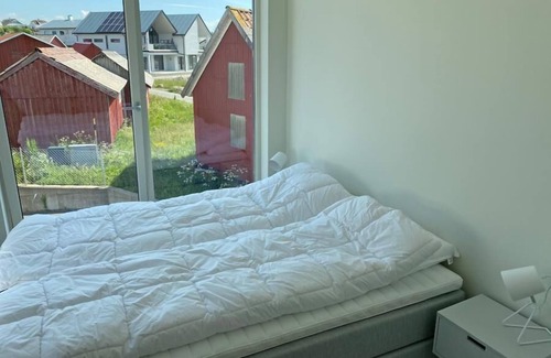 Vestbygd House | Holiday home 'Lista Maritim 1', built 2020, directly by the sea in Borhaug-Borshavn near Farsund on the Listafjorden, southern Norway, 6+3 persons, panoramic windows and terrace with spectacular sea views, modern furnishings, open plan living, 5 b.