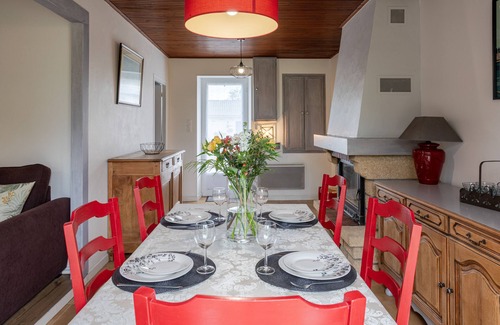 Challans House | Holiday Home 'Maison Calme' with Private Terrace, Private Garden and Wi-Fi