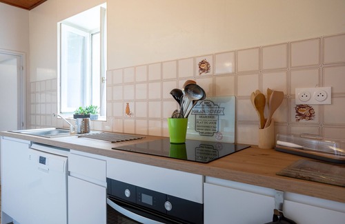 Challans House | Holiday Home 'Maison Calme' with Private Terrace, Private Garden and Wi-Fi