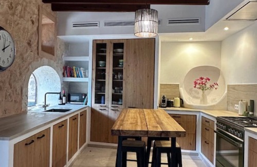 Buger House | Holiday Home 'Numero Uno' with Sea View, Wi-Fi and Air Conditioning