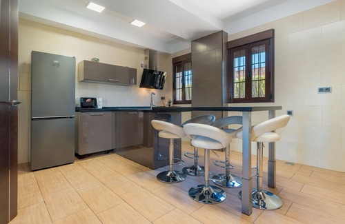 Lora Del Rio House | Holiday Home 'Oasis' with Private Pool, Wi-Fi and Air Conditioning