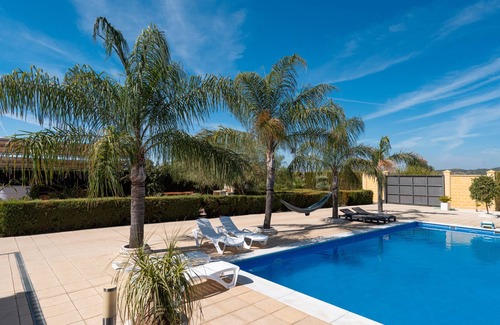 Lora Del Rio House | Holiday Home 'Oasis' with Private Pool, Wi-Fi and Air Conditioning