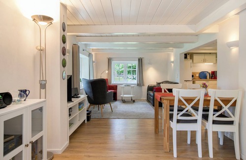 Breklum House | Holiday Home 'Reetkate Breklum' with Shared Terrace, Shared Garden and Wi-Fi