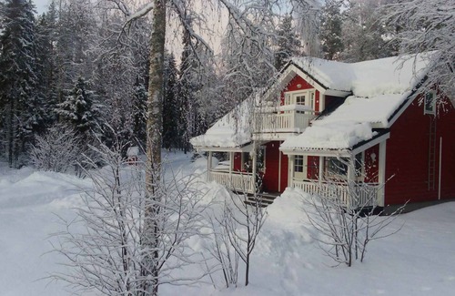 Paltamo House | Holiday home with sauna at the lake an a private beach