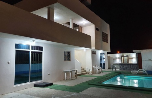 Ballenita House | Holiday house with swimming pool facing the sea