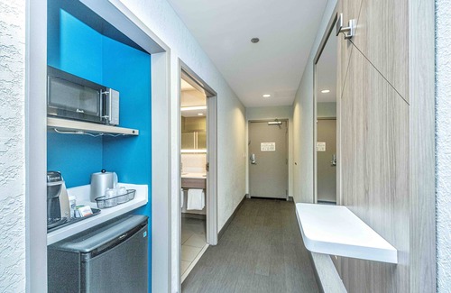 North Charleston Hotel | Holiday Inn Express & Suites Charleston Arpt-Conv Ctr Area