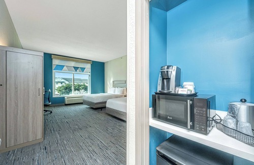 North Charleston Hotel | Holiday Inn Express & Suites Charleston Arpt-Conv Ctr Area