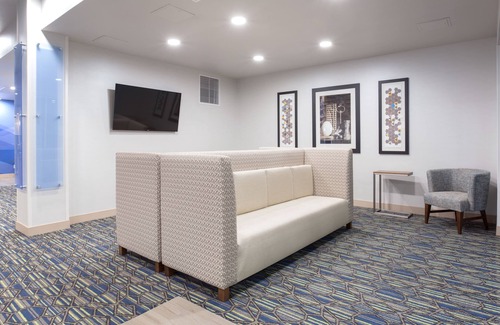 Lincoln Hotel | Holiday Inn Express and Suites Lincoln I - 80 by IHG