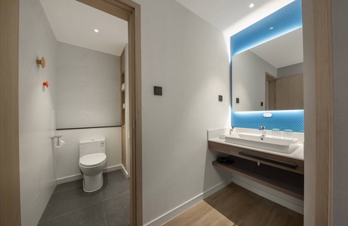 Chongqing Hotel | Holiday Inn Express Chongqing Caiyun Lake by IHG