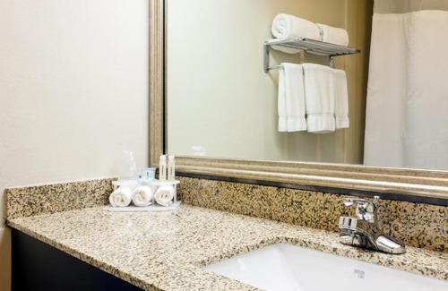 Gypsum Hotel | Holiday Inn Express Hotel & Suites Port Clinton-Catawba Island by IHG