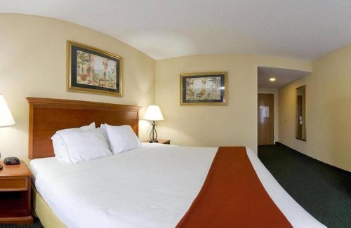 Spring Hill Hotel | Holiday Inn Express Hotel & Suites Brooksville West by IHG