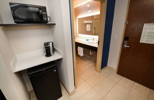 Grand Forks Hotel | Holiday Inn Express Hotel & Suites Grand Forks by IHG