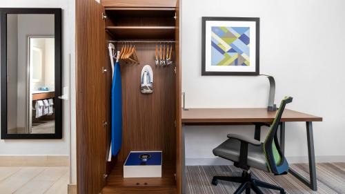 Conroe Hotel | Holiday Inn Express Hotel and Suites Conroe by IHG