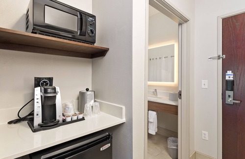 Conroe Hotel | Holiday Inn Express Hotel & Suites Conroe I-45 North by IHG
