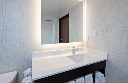 Oakland Hotel | Holiday Inn Express Hotel & Suites Oakland-Airport by IHG