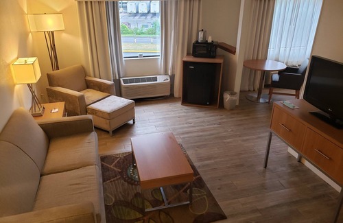 Bairdford Hotel | Holiday Inn Express Pittsburgh North by IHG