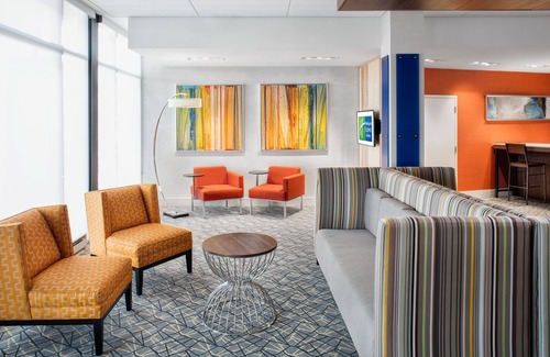 Peoria Hotel | Holiday Inn Express & Suites East Peoria - Riverfront by IHG