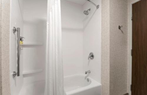 O'Hare Hotel | Holiday Inn Express & Suites Chicago O'Hare Airport by IHG