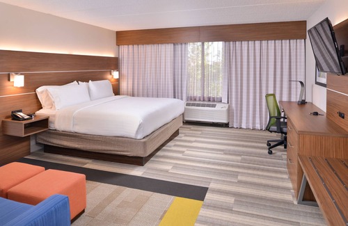 Downtown Indianapolis Hotel | Holiday Inn Express & Suites Indianapolis Dtn-Conv Ctr Area by IHG