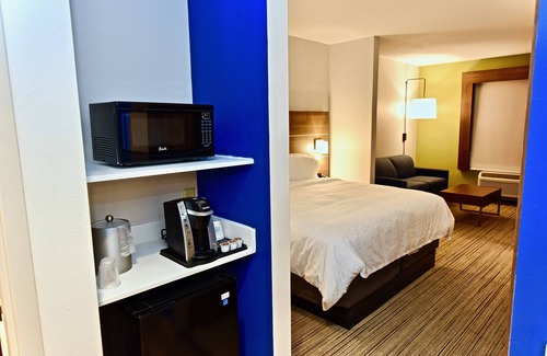 Perryville Hotel | Holiday Inn Express & Suites Perryville by IHG