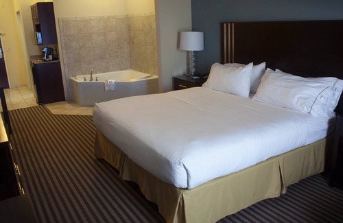Austintown Hotel | Holiday Inn Express & Suites Youngstown West - Austintown by IHG