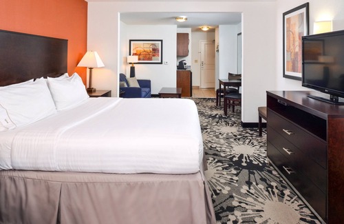 Greenfield Hotel | Holiday Inn Express & Suites Greenfield by IHG