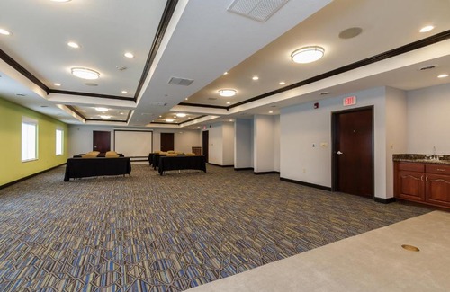 Roseland Hotel | Holiday Inn Express & Suites - South Bend - Notre Dame Univ.