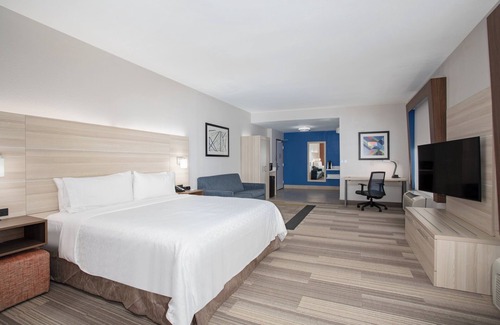 Glendale Sports and Entertainment District Hotel | Holiday Inn Express & Suites Phoenix - Glendale Sports Dist by IHG