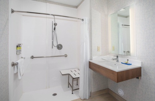 Glendale Sports and Entertainment District Hotel | Holiday Inn Express & Suites Phoenix - Glendale Sports Dist by IHG