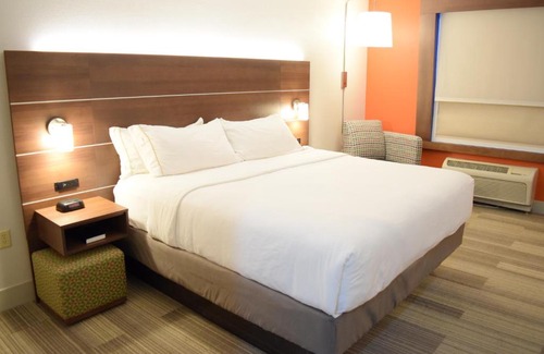 Northwest Pensacola Hotel | Holiday Inn Express & Suites Pensacola West I-10 by IHG