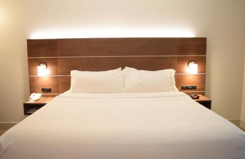 Northwest Pensacola Hotel | Holiday Inn Express & Suites Pensacola West I-10 by IHG