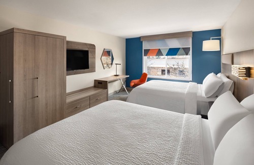 North Central Omaha Hotel | Holiday Inn Express & Suites Cherry by IHG