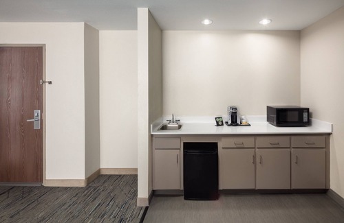 North Central Omaha Hotel | Holiday Inn Express & Suites Cherry by IHG