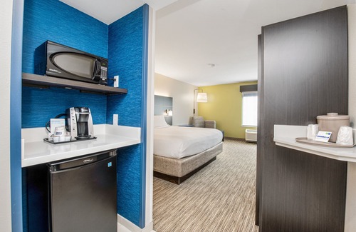 Delafield Hotel | Holiday Inn Express & Suites Delafield by IHG